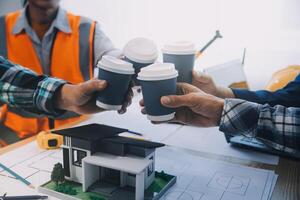 Bild von Ingenieur Treffen zum architektonisch Projekt. Arbeiten mit Partner und Ingenieurwesen Werkzeuge auf Arbeitsplatz Jahrgang Ton. foto