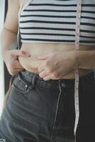 Frauen Körper Fett Bauch. fettleibig Frau Hand halten übermäßig Bauch fett. Diät Lebensstil Konzept zu reduzieren Bauch und gestalten oben gesund Bauch Muskel. foto