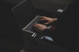 blond weiblich Tourist Überprüfung eingehend Benachrichtigung auf Smartphone Sitzung auf Sitz von Flugzeug mit Netbook.jung Geschäftsfrau Teilen Medien von Telefon auf Laptop Computer während Flugzeug Flug foto