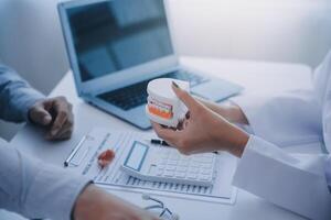 Mannschaft von Ärzte und Zahnärzte reden und Arbeiten Gesundheit Pflege sich unterhalten medizinisch Konferenz Konzept online Berater foto