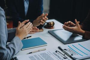 Geschäft Menschen klatschen und Beifall beim Treffen oder Konferenz, Nahansicht von Hände. Gruppe von Unbekannt Geschäftsleute und Frauen im modern Weiß Büro. Erfolg Zusammenarbeit oder korporativ Coaching Konzept foto