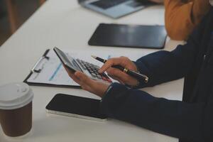 Zusammenarbeit mit Geschäft Menschen Analyse Kosten Graph auf das Schreibtisch im das Treffen Zimmer. das Geschäft Mannschaft besprochen Treffen und Einweisung Strategien. Verhandlung, Analyse, Diskussion foto