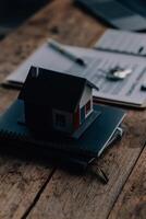 Immobilienmakler liefern dem Kunden ein Muster eines Musterhauses, Hypothekendarlehensvertrag, Mietvertrag und Kauf eines Hauses und Vertragshausversicherungskonzepts foto