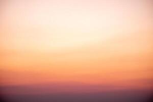 schön , Luxus Sanft Gradient Orange Gold Wolken und Sonnenlicht auf das Blau Himmel perfekt zum das Hintergrund, nehmen im Abend, Dämmerung, groß Größe, hoch Definition Landschaft Foto