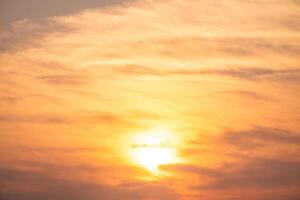 schön , Luxus Sanft Gradient Orange Gold Wolken und Sonnenlicht auf das Blau Himmel perfekt zum das Hintergrund, nehmen im Abend, Dämmerung, groß Größe, hoch Definition Landschaft Foto