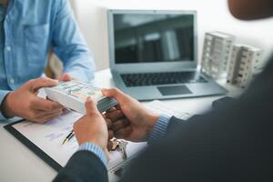 Investoren Arbeit mit echt Nachlass Makler zu Kauf echt Nachlass zu Miete zu jene interessiert im mieten es aus. echt Nachlass Handel und Investition Ideen zu erhöhen, ansteigen lange Begriff Gewinne. foto