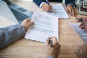 Geschäftsleute und Investoren besprochen Joint wagen innerhalb das legal Rat Büro und einverstanden zu Zeichen ein Vertrag im Vorderseite von das Anwälte innerhalb das legal Rat Büro zu Zeuge das Joint Investition. foto