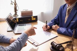 Vertrag war platziert auf Tabelle Innerhalb legal Anwalt Büro, bereit zum Investoren zu Zeichen das Vertrag zu mieten ein Mannschaft von Anwälte zu zur Verfügung stellen legal Rat zum ihr Investition. legal Beratung Konzept foto