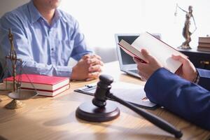 Anwälte sind Bereitstellung legal Rat zu jene suchen legal Hilfe zu verstehen das Regeln korrekt zu verhindern unbeabsichtigt Fehlverhalten. Konzept zum suchen legal Rat von ein Mannschaft von Anwälte foto
