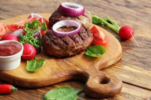 hausgemacht Rindfleisch Burger mit Zwiebel auf Schneiden Tafel foto