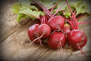 frisch Rote Beete auf rustikal hölzern Hintergrund. Ernte Gemüse Kochen Konzeption . Diät oder Vegetarier Essen Konzept foto