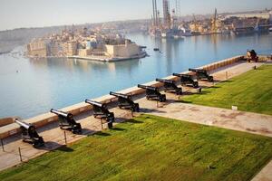 schön Aussicht von Oberer, höher Barrakka Gardens von salutieren Batterie und großartig Hafen von Valletta, Malta foto