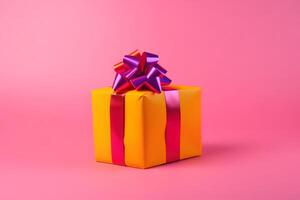 ai generiert Geschenk Box eingewickelt Gelb Papier mit lila Fuchsie Farbe Band Bogen auf oben. glücklich Geburtstag Konzept. Licht Rosa solide Hintergrund mit Kopieren Raum. foto