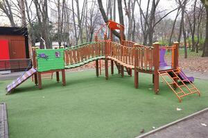 Kinder- Spielplatz im Park foto