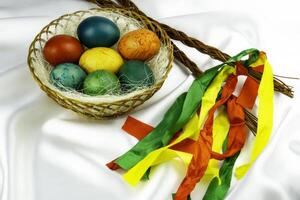 Tschechisch Stange mit anders farbig Ostern Eier im ein Korb foto