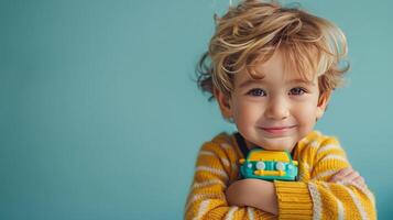 ai generiert wenig Junge umarmen Auto Spielzeug auf Pastell- Blau Hintergrund foto