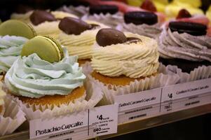 ein dekadent Sammlung von dekoriert Cupcakes im ein Bäckerei foto