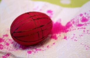 hell rot pysanki ukrainisch Ostern Ei im Prozess foto