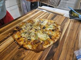 Zuhause gemacht Stein gebacken Grill Pizza mit frisch Teig und Treffen Gemüse und Käse foto