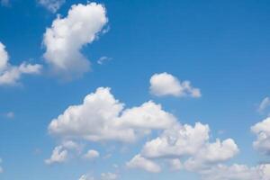 blauer Himmel mit weißer Wolke foto