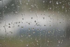 Fenster Glas Oberfläche bedeckt durch Wasser Tröpfchen foto