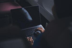 mit Handy, Mobiltelefon und Laptop, nachdenklich asiatisch Menschen weiblich Person am Bord, Flugzeug Fenster, perfekt Erfassung das Erwartung und Aufregung von Urlaub Reise. Chinesisch, japanisch Personen. foto