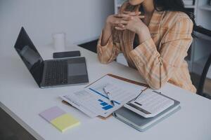 finanzanalysten analysieren während einer diskussion auf einem unternehmenstreffen geschäftsfinanzberichte zu einem investitionsprojekt zur planung digitaler tabletten und zeigen die ergebnisse ihrer erfolgreichen teamarbeit. foto