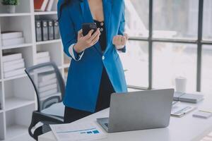 Prüfung Konzept, Administrator Geschäft Mann finanziell Inspektor und Sekretär Herstellung Bericht rechnen Gleichgewicht. intern Einnahmen Bedienung Überprüfung dokumentieren. foto