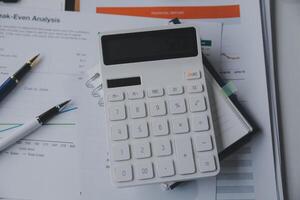 Geschäft Grafiken und Diagramme auf Tisch. finanziell Entwicklung, Bankwesen Konto, Statistiken foto