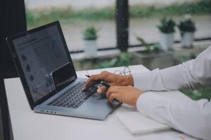 Geschäft Menschen Treffen beim Büro Schreiben Anmerkungen Über klebrig Anmerkungen Laptop, Tablet Planung und Brainstorming Strategien von Kollegen im Büro foto