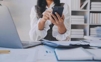 co Arbeiten Konferenz, Geschäft Mannschaft Treffen gegenwärtig, Investor Exekutive Kollegen diskutieren Neu planen finanziell Graph Daten auf draußen Büro Tabelle mit Laptop und Tablette, Finanzen, Buchhaltung foto