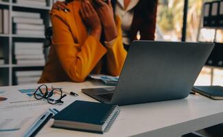 co Arbeiten Konferenz, Geschäft Mannschaft Treffen gegenwärtig, Investor Exekutive Kollegen diskutieren Neu planen finanziell Graph Daten auf draußen Büro Tabelle mit Laptop und Tablette, Finanzen, Buchhaltung foto