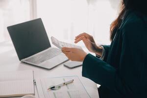 Geschäftsmann mit ein Taschenrechner zu Berechnung Zahlen auf ein Firma finanziell Unterlagen, er ist Analysieren historisch finanziell Daten zu planen Wie zu wachsen das Unternehmen. finanziell Konzept. foto