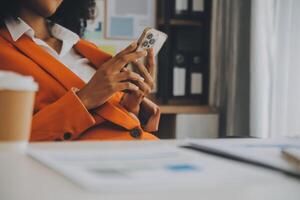 Porträt von müde jung Geschäft asiatisch Frau Arbeit mit Unterlagen MwSt Laptop Computer im Büro. traurig, unzufrieden, besorgt, Depression, oder Mitarbeiter Leben Stress Konzept foto