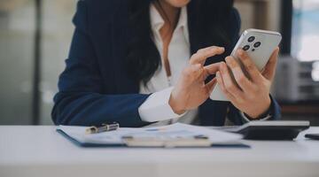 finanzanalysten analysieren während einer diskussion auf einem unternehmenstreffen geschäftsfinanzberichte zu einem investitionsprojekt zur planung digitaler tabletten und zeigen die ergebnisse ihrer erfolgreichen teamarbeit. foto