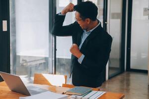 gruppe junger asiatischer geschäftsteams kreative geschäftsleute mitarbeiter im büro glücklich über erfolgreiche partnerschaft teamarbeit zur feier von leistung und erfolgskonzept. foto