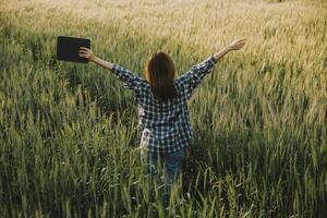 Clever Bauernhof. Farmer mit Tablette im das Feld. Landwirtschaft, Gartenarbeit oder Ökologie Konzept. Ernte. Agro Geschäft. foto