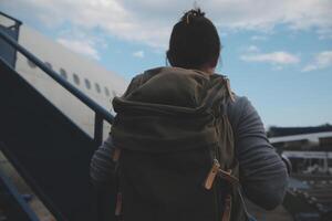 glücklich attraktiv asiatisch Frau Reisender mit Rucksack beim das modern Flughafen Terminal, Kopieren Raum, Tourist Reise Ausflug Konzept foto