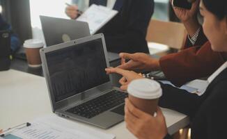 Geschäft Mannschaft Treffen Arbeiten mit Neu Anfang Projekt, Diskussion und Analyse Daten das Diagramme und Grafiken. Digital Tablette, Taschenrechner, Laptop Computer verwenden, Geschäft Finanzen und Buchhaltung Konzept. foto