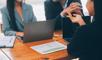 kreativ Mannschaft diskutieren Über Arbeit beim Büro, klein Geschäft Zusammenarbeit Hobeln Geschäft Strategie, Büro Leben foto