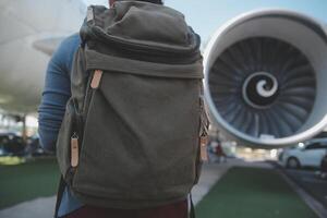 glücklich attraktiv asiatisch Frau Reisender mit Rucksack beim das modern Flughafen Terminal, Kopieren Raum, Tourist Reise Ausflug Konzept foto