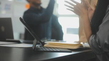 Zusammenarbeit von Geschäftsteams, Diskussion der Arbeit, Analyse mit Finanzdaten und Marketing-Wachstumsberichtsgrafik im Team, Präsentation und Brainstorming zur Strategieplanung, um vom Unternehmen zu profitieren. foto