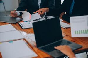 kreativ Mannschaft diskutieren Über Arbeit beim Büro, klein Geschäft Zusammenarbeit Hobeln Geschäft Strategie, Büro Leben foto