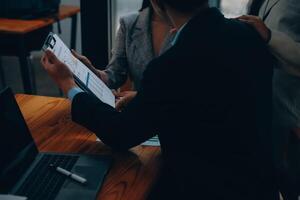 kreativ Mannschaft diskutieren Über Arbeit beim Büro, klein Geschäft Zusammenarbeit Hobeln Geschäft Strategie, Büro Leben foto