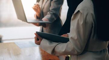 kreativ Mannschaft diskutieren Über Arbeit beim Büro, klein Geschäft Zusammenarbeit Hobeln Geschäft Strategie, Büro Leben foto