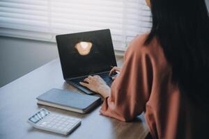 junger erwachsener glücklich lächelnder hispanischer asiatischer student mit kopfhörern, der über online-chat-meetings mit laptop auf dem universitätscampus oder im virtuellen büro spricht. College-Studentin, die aus der Ferne lernt. foto