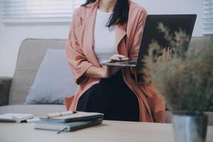 asiatische frau, die laptop arbeitet. Geschäftsfrau, die damit beschäftigt ist, im Büro am Laptop zu arbeiten. foto