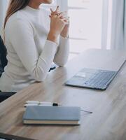 erfolgreich weiblich grapic Designer Aufpassen Lernprogramm Über kreativ Ideen beim Laptop Computer während Arbeiten Prozess im Büro.positiv Schüler mit blond Haar lesen Geschäft Nachrichten auf Netbook foto