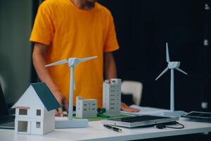 zwei jung Ingenieure Sachverstand im Solar- Zelle Installation Treffen und Diskussion im das Arbeit. Planung zu Installieren Solar- Photovoltaik Paneele auf Dach oben im das Büro Zimmer mit Fabrik Gebäude planen. foto