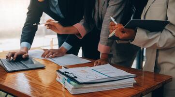 kreativ Mannschaft diskutieren Über Arbeit beim Büro, klein Geschäft Zusammenarbeit Hobeln Geschäft Strategie, Büro Leben foto